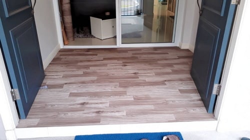 ปูพื้นลายไม้สีเข้ม