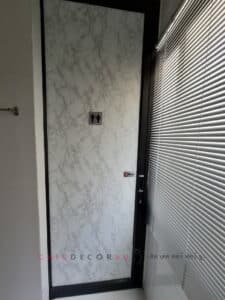 ติดประตูด้วยสติกเกอร์หินอ่อนขาว