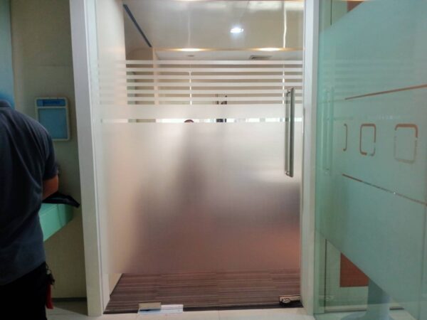 สติ๊กเกอร์ฝ้าพ่นทรายติดกระจก W-001(L) กว้าง 152 ซม Window Frosted sheet
